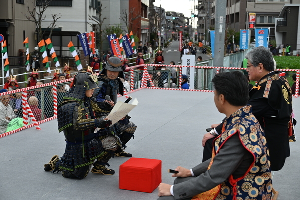 農業まつりでの武者行列のようす