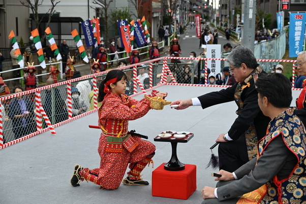 農業まつりでの武者行列のようす