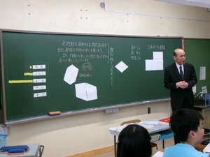 写真:鏑木先生の模範授業の様子