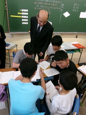写真:5人で一緒に考える児童