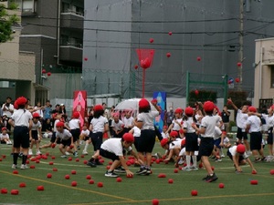 写真:1・2年生の集団競技の様子