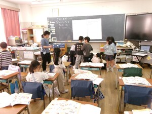 写真：1年生の生活科の授業（授業スタンダードS）の様子
