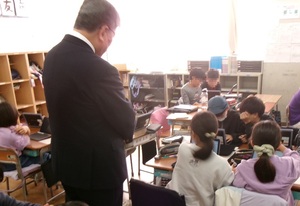 写真：坂本区長が見守る中、課題に取り組む児童たち