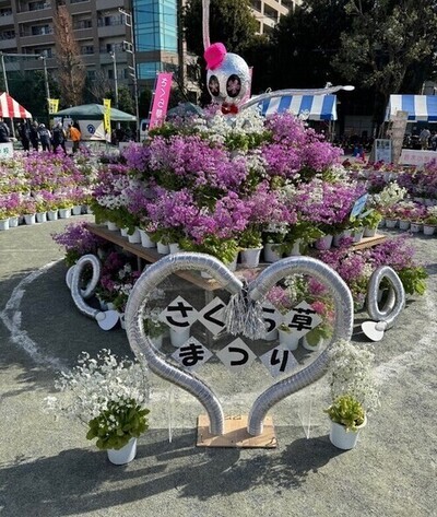 写真：会場中央のモニュメント