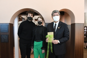 本のプレゼントを受け取る様子の写真